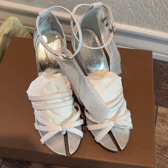 NWT SIZE 36 Burberry White Leather Split-Toe Hove Sandals - Picture 6 of 16